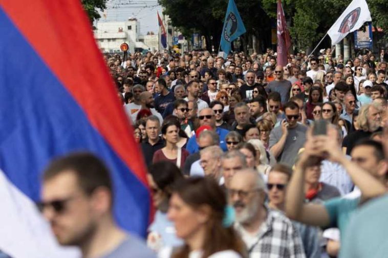 Serbia: O mașină a lovit din nou manifestanți antiguvernamentali la Belgrad, șoferul a fost arestat