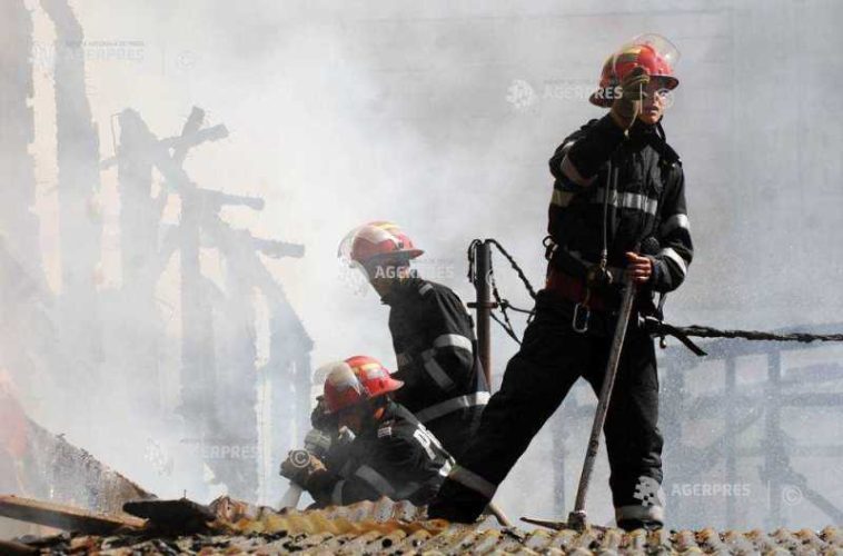 Vrancea: Incendiu la o anexă a Mănăstirii Recea; focul a cuprins aproximativ 150 de metri pătrați din acoperiș