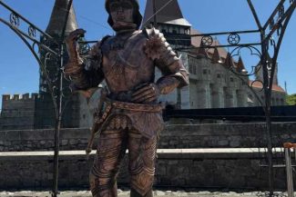 Hunedoara: Cavalerul de pe Castelul Corvinilor a fost restaurat și va fi urcat, la locul său, pe Turnul Buzdugan