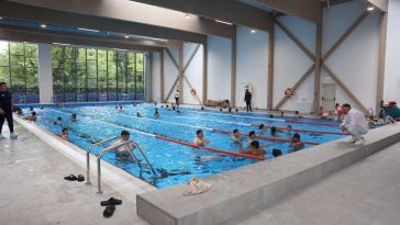 Timiș: Un bazin de înot didactic, construit exclusiv din fonduri locale, a fost inaugurat la Jimbolia