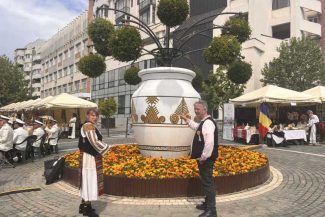 Vâlcea: Ceramica de Vlădești, promovată în centrul Râmnicului printr-un vas decorativ de mari dimensiuni (GALERIE FOTO)