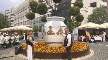 Vâlcea: Ceramica de Vlădești, promovată în centrul Râmnicului printr-un vas decorativ de mari dimensiuni (GALERIE FOTO)