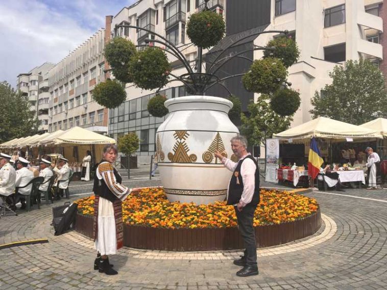 Vâlcea: Ceramica de Vlădești, promovată în centrul Râmnicului printr-un vas decorativ de mari dimensiuni (GALERIE FOTO)