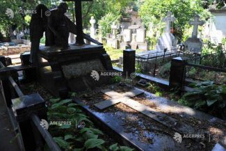 DGPMB: Percheziții la cimitirul Bellu; 4 persoane, printre care un fals preot, acuzate de înșelăciuni de 850.000 de lei