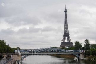 Franța: Șase persoane, arestate după ce au arborat un steag palestinian pe Turnul Eiffel