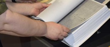 Mureș: Dosare secrete din lupta comuniștilor împotriva literaturii religioase, în expoziția ‘Sub capota mașinii’