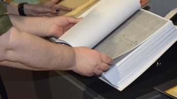 Mureș: Dosare secrete din lupta comuniștilor împotriva literaturii religioase, în expoziția ‘Sub capota mașinii’