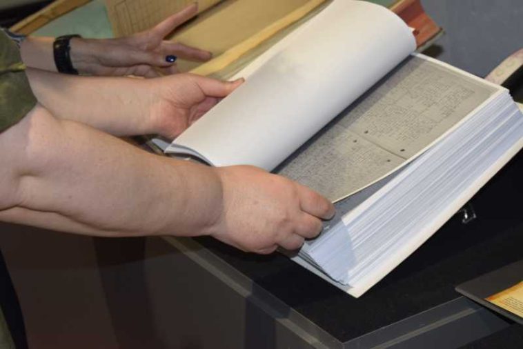 Mureș: Dosare secrete din lupta comuniștilor împotriva literaturii religioase, în expoziția ‘Sub capota mașinii’