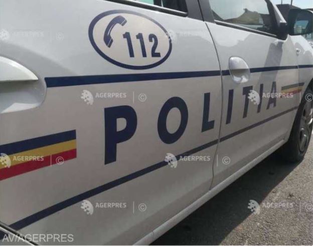 Alba: Un șofer a intrat cu mașina pe trotuar, lovind o femeie care a fost transportată la spital