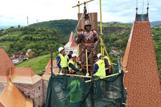 Hunedoara: Cavalerul care îl reprezintă pe Iancu de Hunedoara, reamplasat pe Turnul Buzdugan de la Castelul Corvinilor