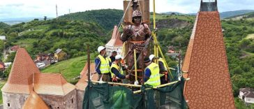 Hunedoara: Cavalerul care îl reprezintă pe Iancu de Hunedoara, reamplasat pe Turnul Buzdugan de la Castelul Corvinilor