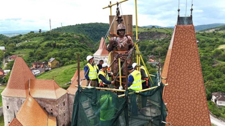 Hunedoara: Cavalerul care îl reprezintă pe Iancu de Hunedoara, reamplasat pe Turnul Buzdugan de la Castelul Corvinilor