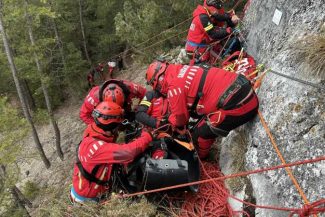 Neamț: Doi turiști, recuperați de salvamontiști de pe un perete din Cheile Șugăului