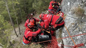 Neamț: Doi turiști, recuperați de salvamontiști de pe un perete din Cheile Șugăului