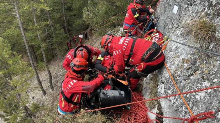 Neamț: Doi turiști, recuperați de salvamontiști de pe un perete din Cheile Șugăului