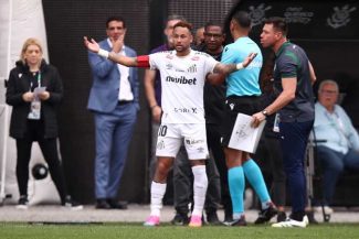 Fotbal: Neymar, obligat să părăsească terenul de joc din cauza unei erori de arbitraj