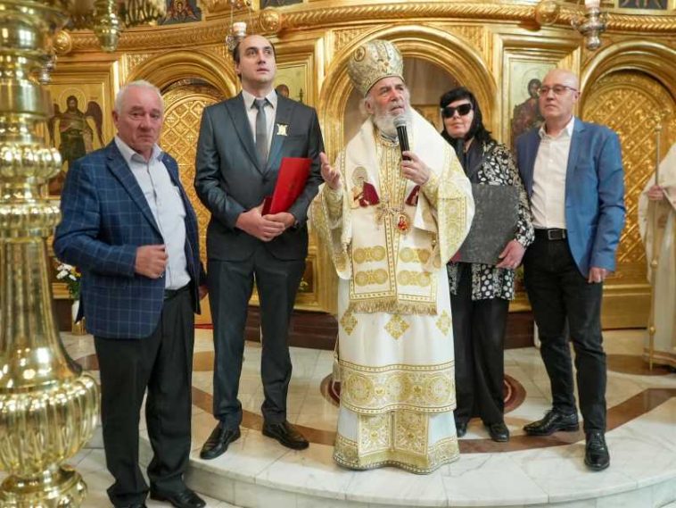 Galați: Treizeci de nevăzători au primit din partea arhiepiscopului Dunării de Jos Noul Testament în format Braille