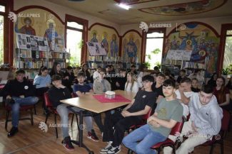 BIBLIOTECA AZI/ Mureș: Bibliotecă unicat la Colegiul ‘Transilvania’, un loc în care icoanele întâlnesc cărțile