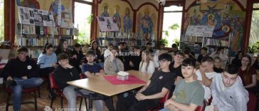 BIBLIOTECA AZI/ Mureș: Bibliotecă unicat la Colegiul ‘Transilvania’, un loc în care icoanele întâlnesc cărțile