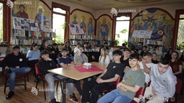 BIBLIOTECA AZI/ Mureș: Bibliotecă unicat la Colegiul ‘Transilvania’, un loc în care icoanele întâlnesc cărțile