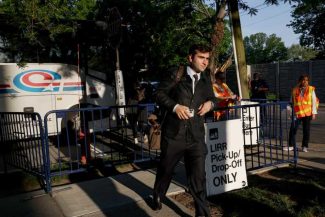 Prețurile mari la benzină îi îndeamnă pe americani să utilizeze autobuzul sau să recurgă la soluții inovative