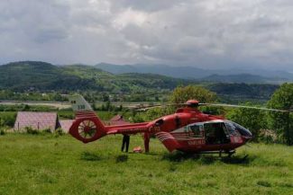 Bacău: Bărbatul scos de sub malul de pământ prăbușit peste el la Dărmănești, preluat de un elicopter SMURD