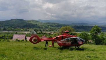 Bacău: Bărbatul scos de sub malul de pământ prăbușit peste el la Dărmănești, preluat de un elicopter SMURD