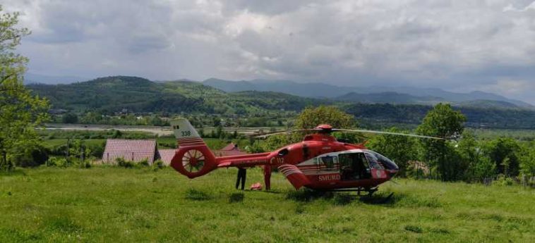 Bacău: Bărbatul scos de sub malul de pământ prăbușit peste el la Dărmănești, preluat de un elicopter SMURD