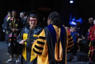 Legenda tenisului mondial Billie Jean King a absolvit un colegiu la vârsta de 82 de ani