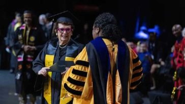 Legenda tenisului mondial Billie Jean King a absolvit un colegiu la vârsta de 82 de ani