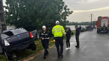 Prahova: Un bărbat a murit după ce mașina pe care o conducea a lovit un stâlp de electricitate