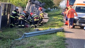 Vaslui: Bărbat rănit după ce s-a răsturnat cu mașina și a intrat într-un stâlp de electricitate