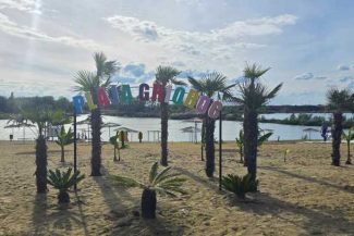 Arad: Plaja cu palmieri de la Ghioroc se deschide la finalul lunii; jocurile pe apă, noutatea sezonului