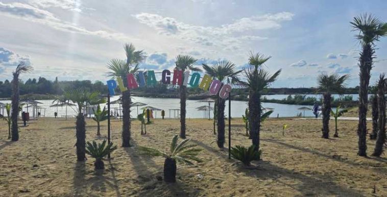 Arad: Plaja cu palmieri de la Ghioroc se deschide la finalul lunii; jocurile pe apă, noutatea sezonului