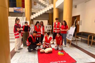 Vâlcea: Primul defibrilator cu aces public din județ a fost instalat la Biblioteca Județeană