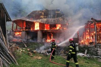 Alba: Femeie cu arsuri pe 30% din corp, în urma unui incendiu care a cuprins două locuințe