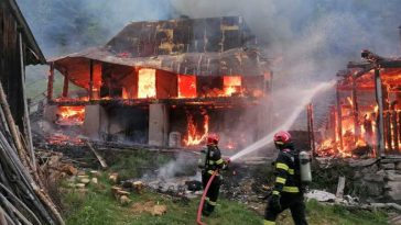 Alba: Femeie cu arsuri pe 30% din corp, în urma unui incendiu care a cuprins două locuințe (FOTO/VIDEO)