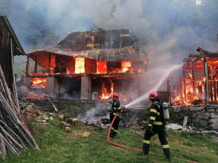 Alba: Femeie cu arsuri pe 30% din corp, în urma unui incendiu care a cuprins două locuințe