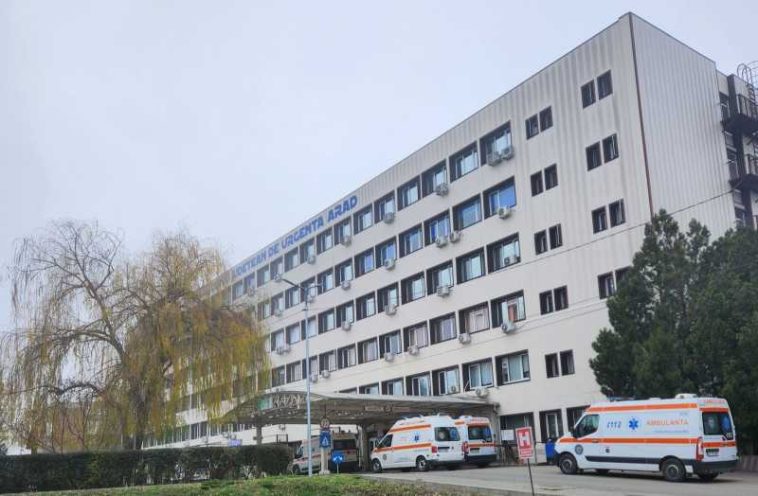 Arad: Un pacient cu fractură de claviculă a fost operat printr-o tehnică avansată; el a fost treaz în timpul intervenției