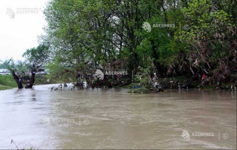 INHGA: Cod galben de inundații pe râuri de pe raza a zece județe, până vineri la prânz