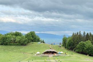 Harghita: Acțiune de alungare a urșilor la Șumuleu Ciuc, locul pelerinajului de Rusaliile Catolice; trei exemplare, îndepărtate