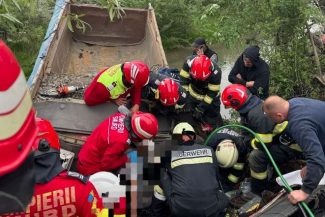 Bistrița-Năsăud: Bărbat rănit după ce camionul cu piatră pe care îl conducea s-a răsturnat, blocându-l în cabină