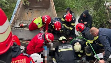 Bistrița-Năsăud: Bărbat rănit după ce camionul cu piatră pe care îl conducea s-a răsturnat, blocându-l în cabină