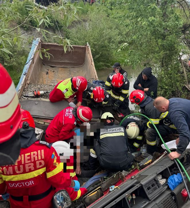 Bistrița-Năsăud: Bărbat rănit după ce camionul cu piatră pe care îl conducea s-a răsturnat, blocându-l în cabină