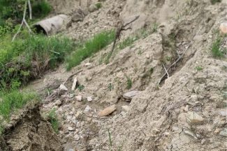 Buzău: Șapte familii în pericol de izolare și drumuri afectate, după ploile abundente