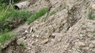 Buzău: Șapte familii în pericol de izolare și drumuri afectate, după ploile abundente