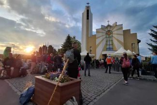 REPORTAJ/Harghita: Pelerini din țară și străinătate, pe Drumul Credinței, spre procesiunea de Rusaliile Catolice de la Șumuleu Ciuc (GALERIE FOTO)
