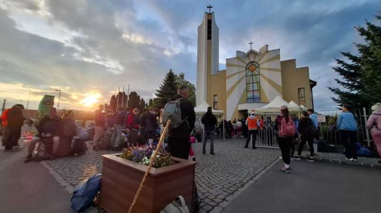 REPORTAJ/Harghita: Pelerini din țară și străinătate, pe Drumul Credinței, spre procesiunea de Rusaliile Catolice de la Șumuleu Ciuc (GALERIE FOTO)