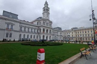 Primăria Arad a plătit 25.000 lei daune morale unei localnice care nu are asfalt pe stradă