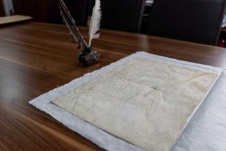 Dâmbovița: Pergament rar semnat de regele francez Ludovic al XIII-lea, intrat în colecția bibliotecii județene